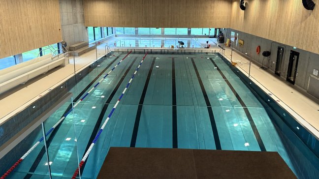 Vindafjordhallen svømmehall med basseng, vannsklie og tekniske driftsområder.