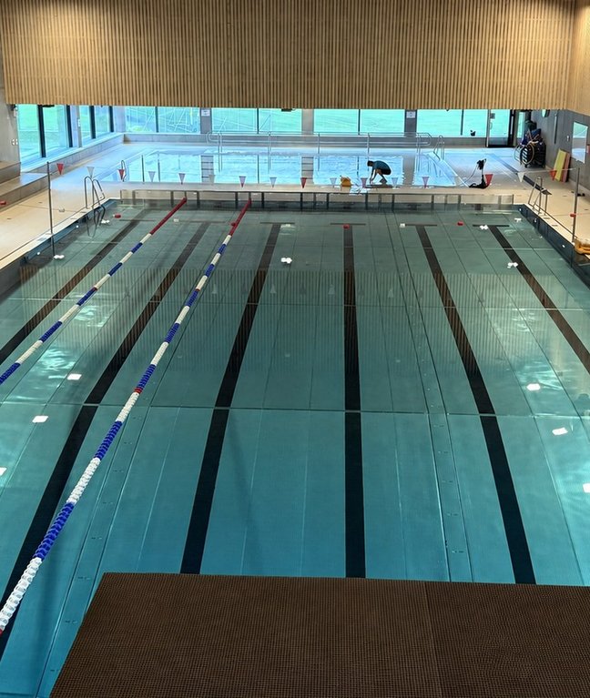Vindafjordhallen svømmehall med basseng, vannsklie og tekniske driftsområder.